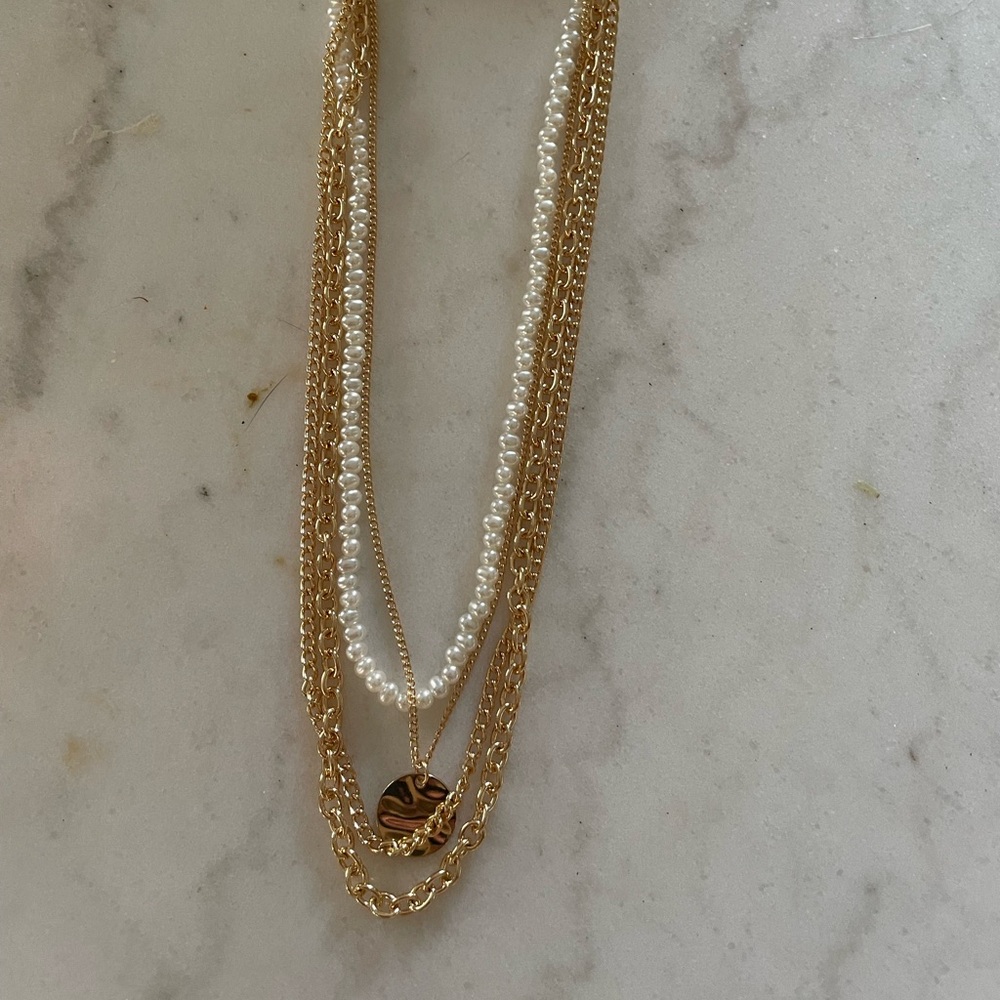 Elegant Gold and White Pearl Necklace